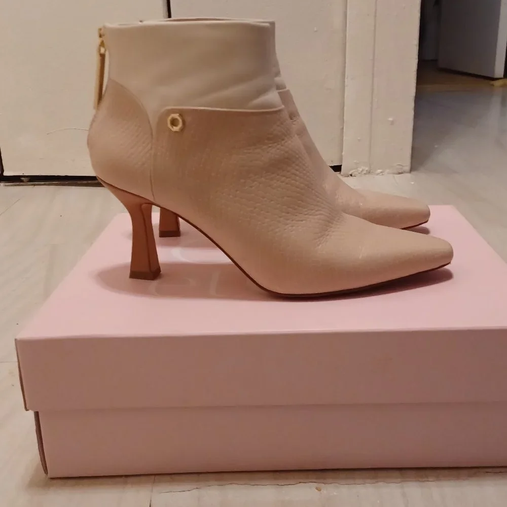 Louise et Cie Lydie Genuine Leather Powder/Sand Color Bootie Size 8M - Picture 4 of 7